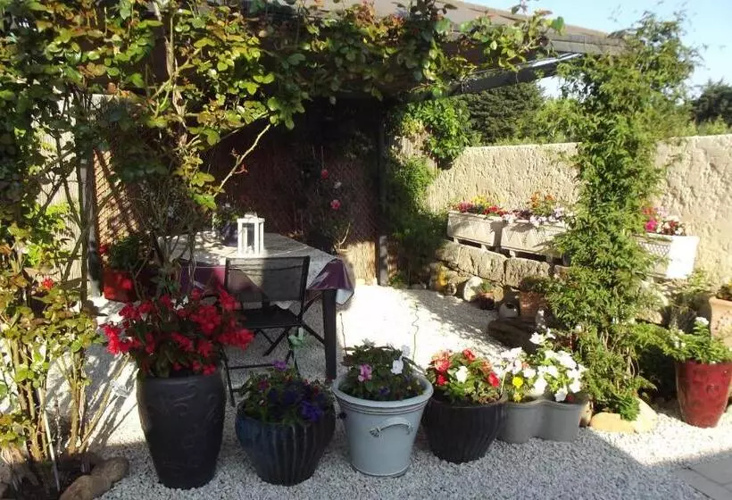 تختخواب و صبحانه Mas De La Coucourde