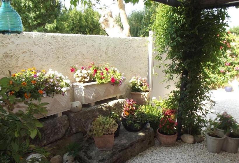 تختخواب و صبحانه Mas De La Coucourde