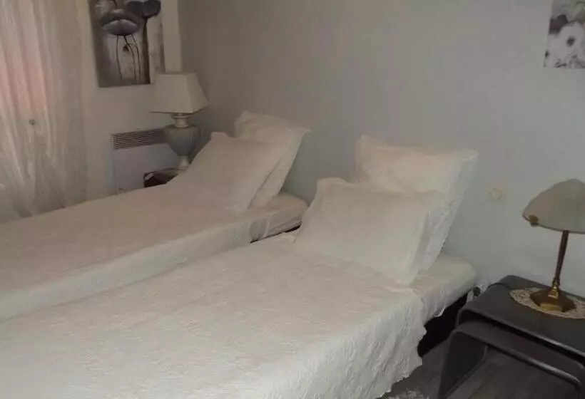 تختخواب و صبحانه Mas De La Coucourde