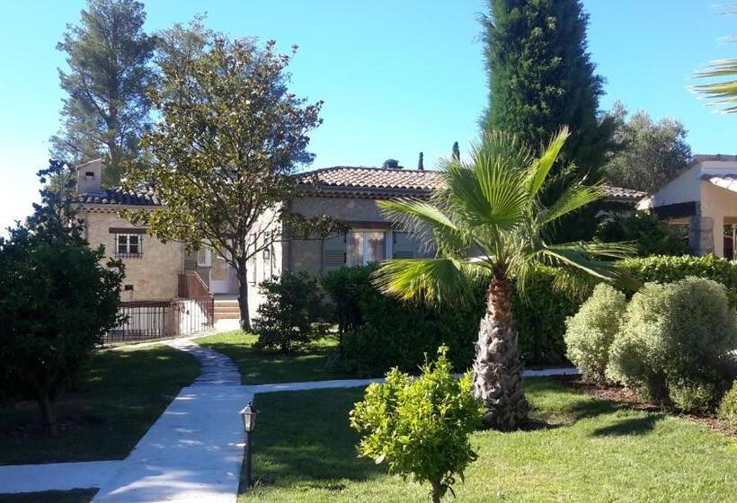 پانسیون Aux Charmes De Grasse