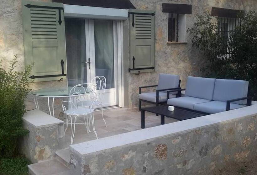 پانسیون Aux Charmes De Grasse