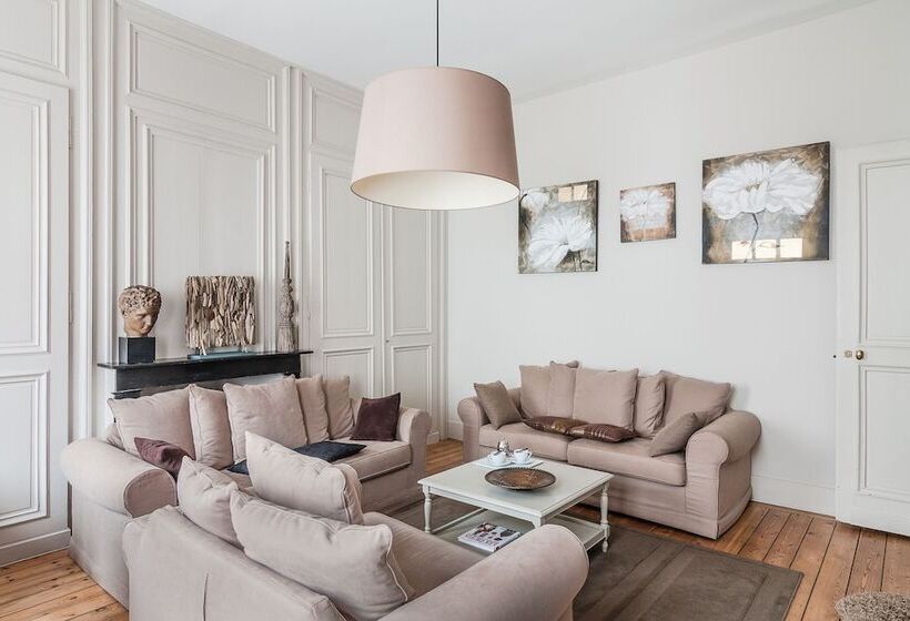 تختخواب و صبحانه La Maison Du Champlain