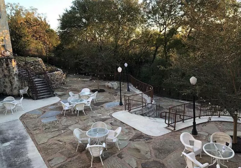 Gruene River Hotel & Retreat