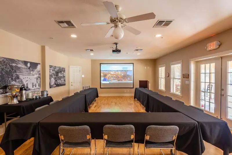 Gruene River Hotel & Retreat