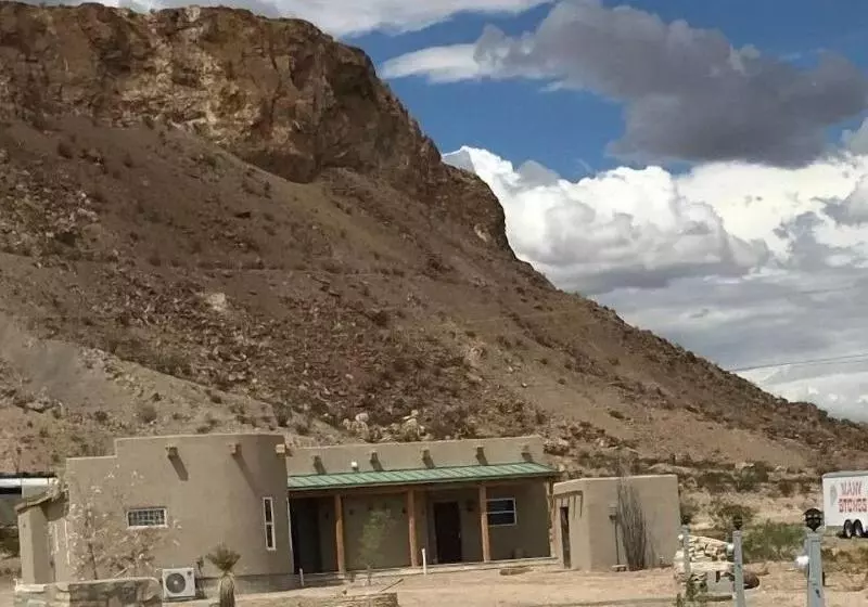 Hotelli Paisano Village Rv Park & Inn