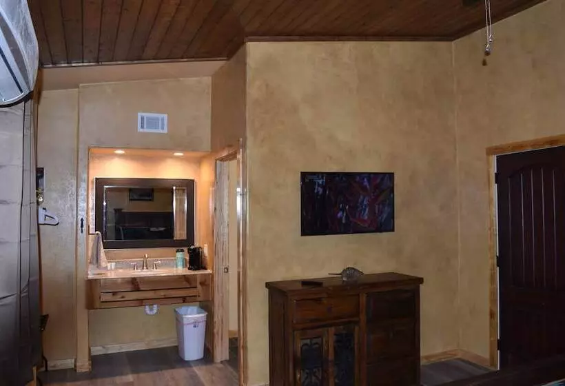 Hotelli Paisano Village Rv Park & Inn