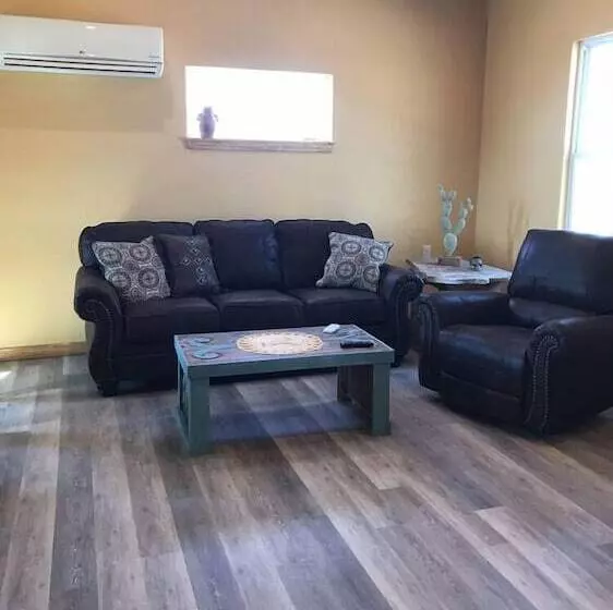 Hotelli Paisano Village Rv Park & Inn