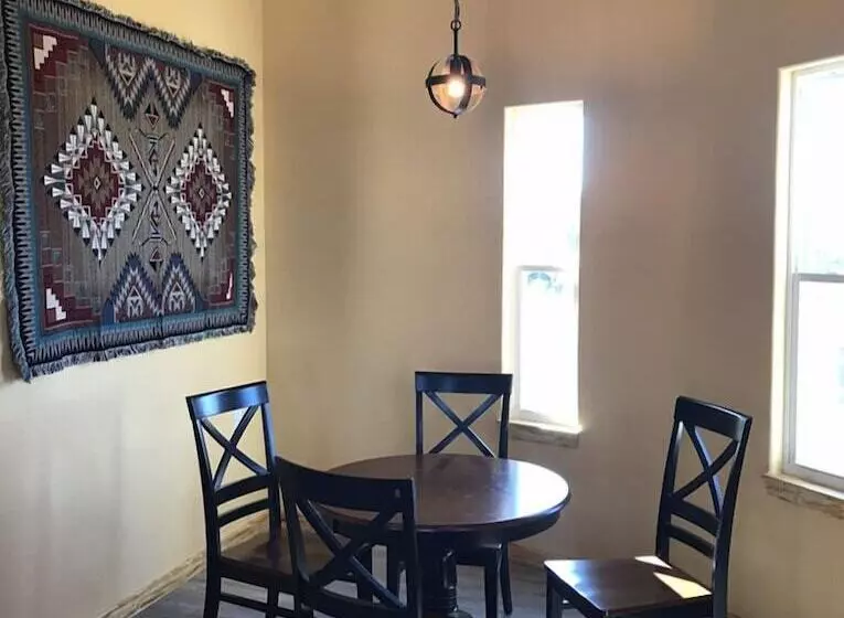 Hotelli Paisano Village Rv Park & Inn