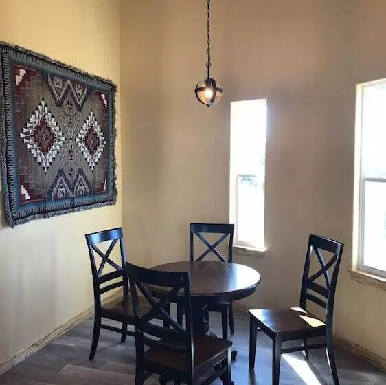 Hotelli Paisano Village Rv Park & Inn