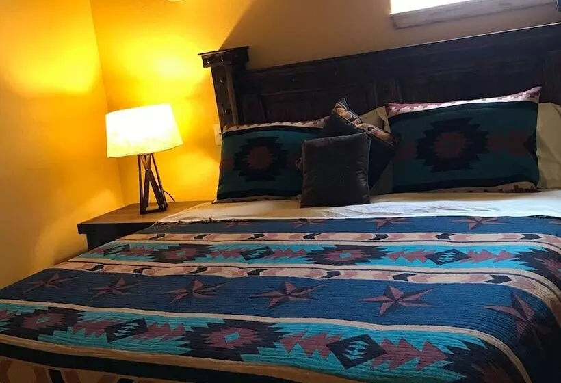 Hotelli Paisano Village Rv Park & Inn