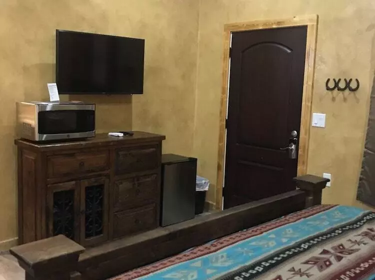 Hotelli Paisano Village Rv Park & Inn