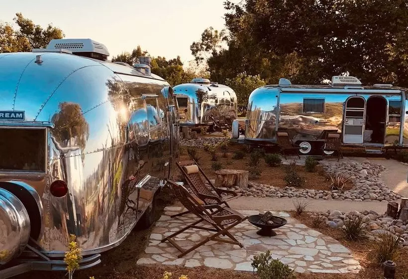 Hotelli Silver Lining Airstream Trailer Camp