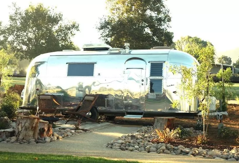 Hotelli Silver Lining Airstream Trailer Camp