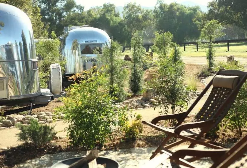 Hotelli Silver Lining Airstream Trailer Camp
