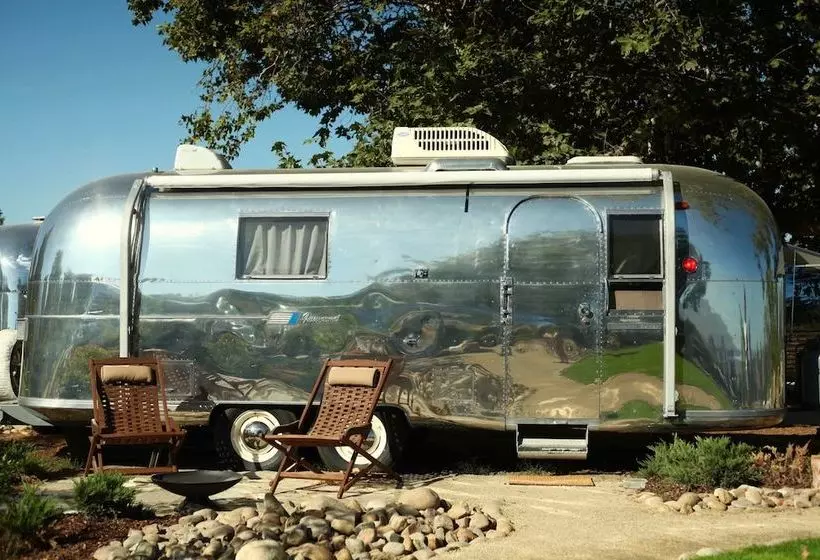 Hotelli Silver Lining Airstream Trailer Camp