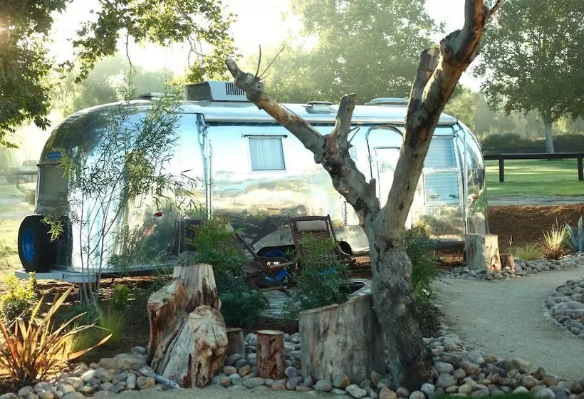 Hotelli Silver Lining Airstream Trailer Camp