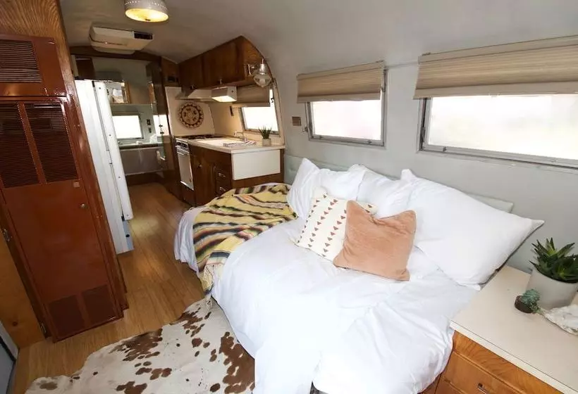 Hotelli Silver Lining Airstream Trailer Camp