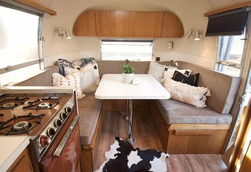 Hotelli Silver Lining Airstream Trailer Camp