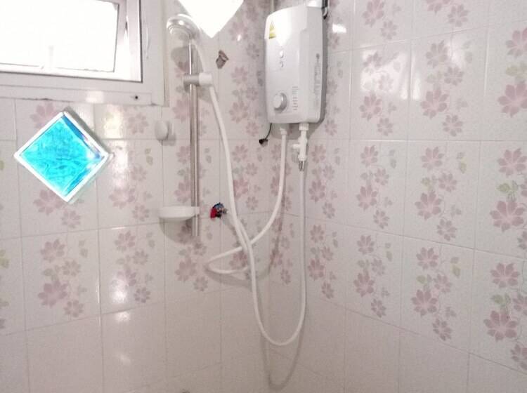 Pensió Kratommai Phuwaree