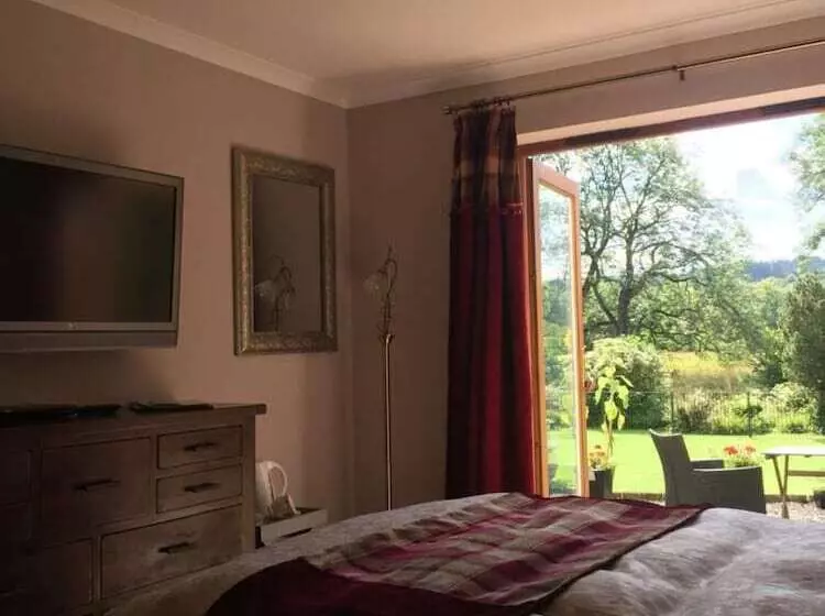 Majatalo Riverside House