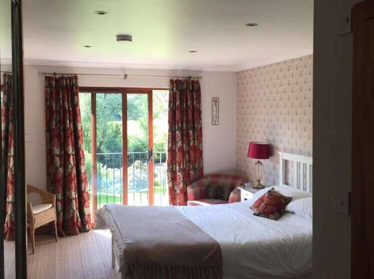 بنسيون Riverside House