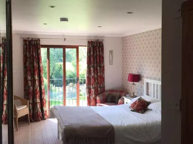 Majatalo Riverside House