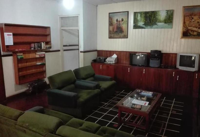 مسافرخانه Fish Eagle Backpackers