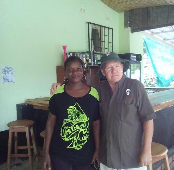 مسافرخانه Fish Eagle Backpackers