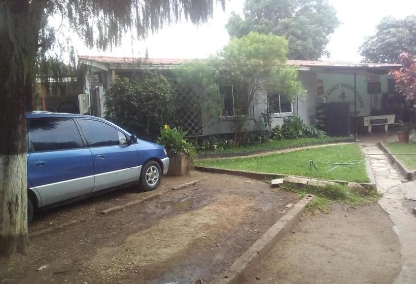 مسافرخانه Fish Eagle Backpackers