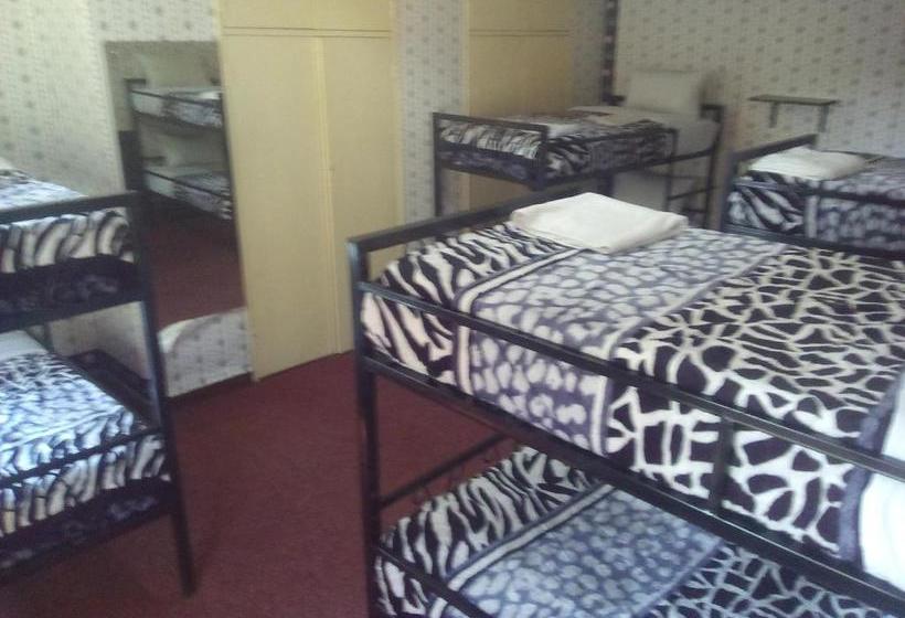 مسافرخانه Fish Eagle Backpackers