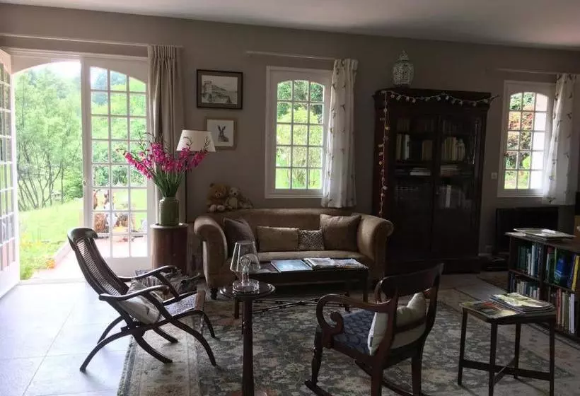 پانسیون Stang Roz House