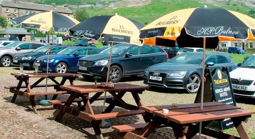 בית מלון כפרי Kings Arms