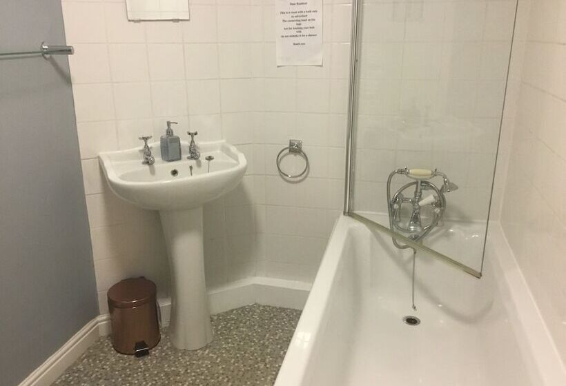 בית מלון כפרי Kings Arms