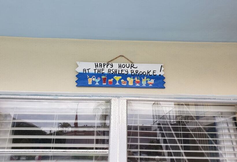 모텔 Ashley Brooke Beach Resort