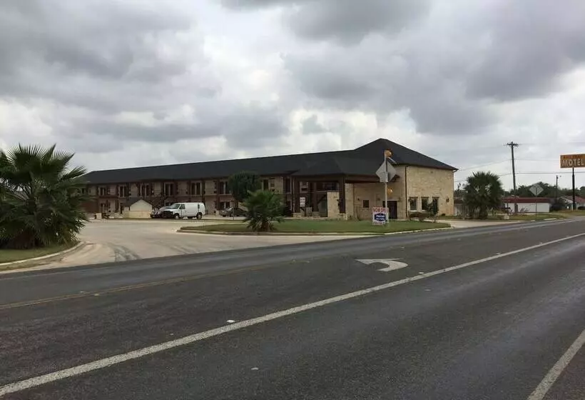 Motelli Pearsall Inn And Suites