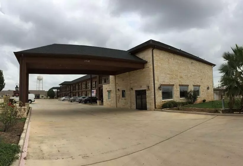 Motelli Pearsall Inn And Suites