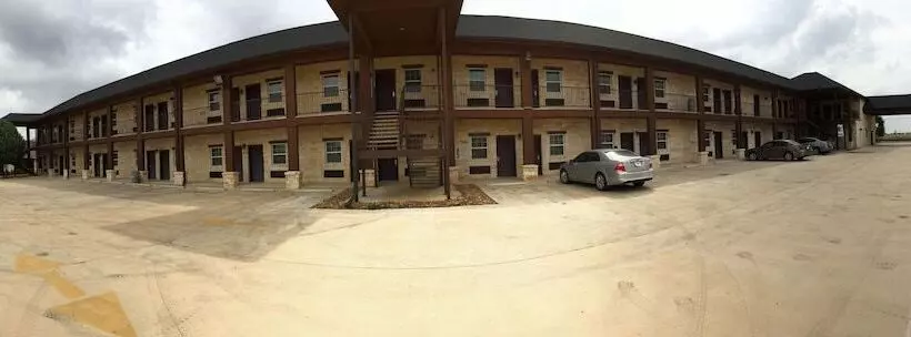 Motelli Pearsall Inn And Suites