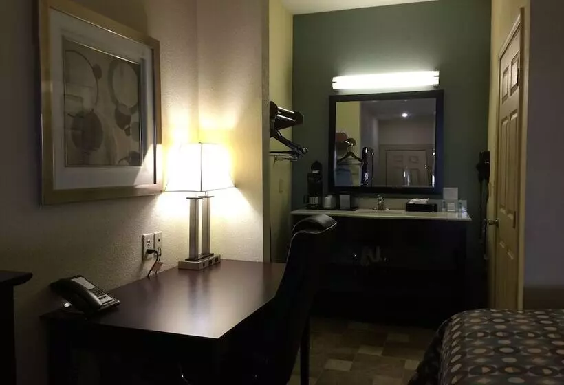 Motelli Pearsall Inn And Suites