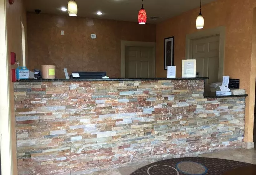 Motelli Pearsall Inn And Suites