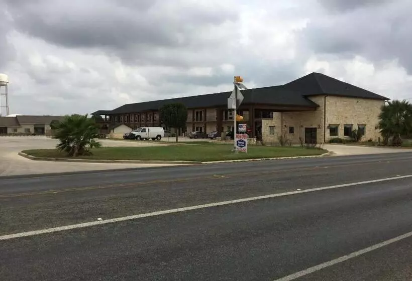 Motelli Pearsall Inn And Suites