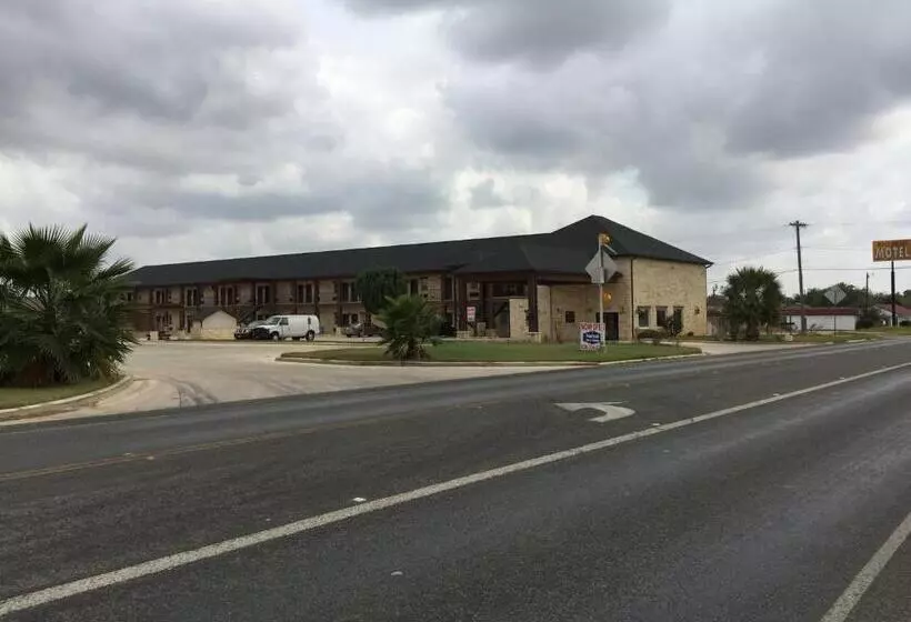 Motelli Pearsall Inn And Suites