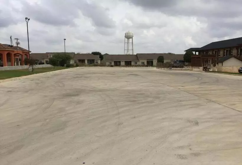 Motelli Pearsall Inn And Suites