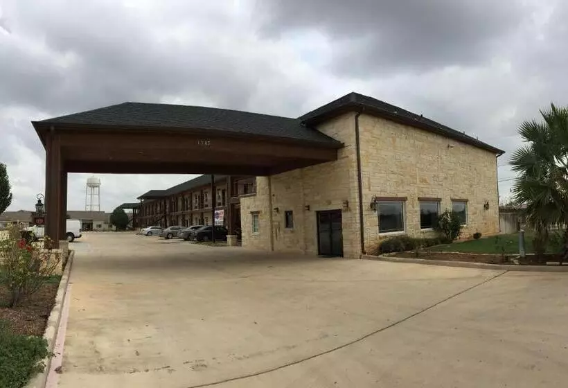 Motelli Pearsall Inn And Suites