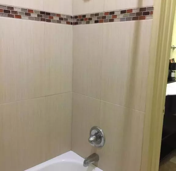 Motelli Pearsall Inn And Suites