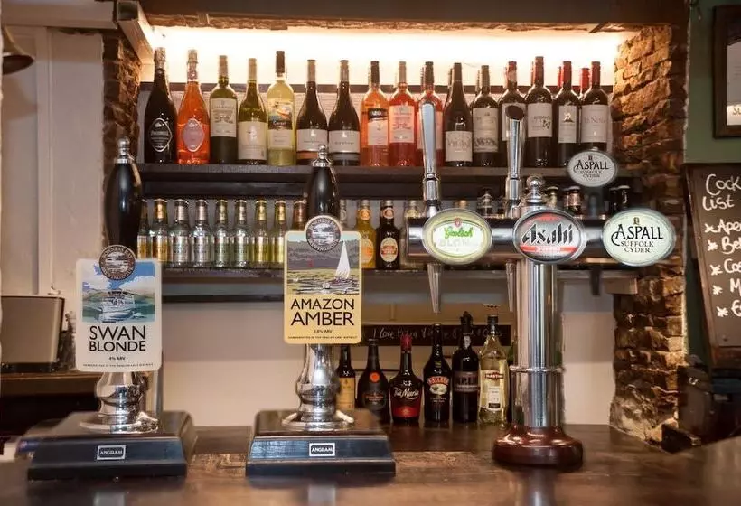 مسافرخانه Hare & Hounds