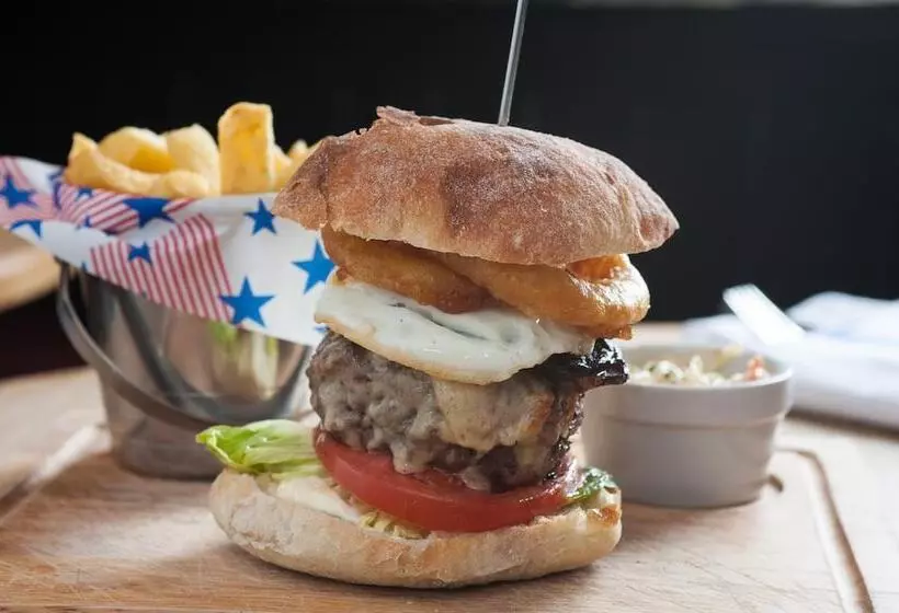 مسافرخانه Hare & Hounds