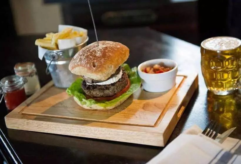 مسافرخانه Hare & Hounds