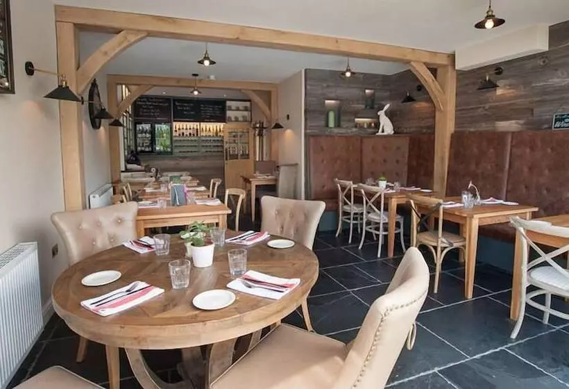 مسافرخانه Hare & Hounds