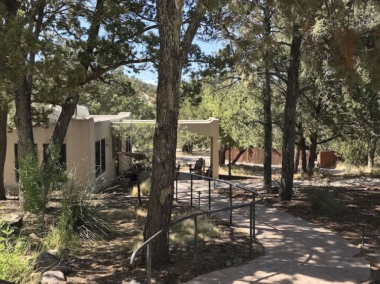 Отель Bear Mountain Lodge