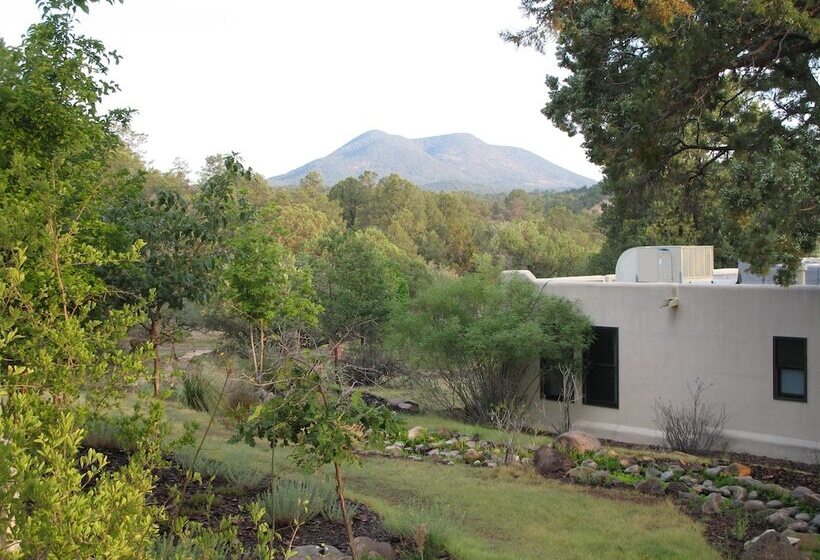 Отель Bear Mountain Lodge